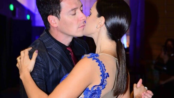 Rodrigo Faro beija mulher, Vera Viel, em jantar de gala com show de Preta Gil