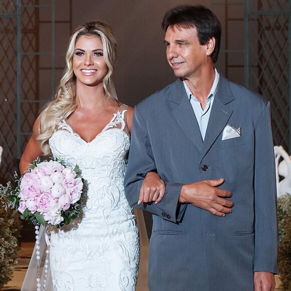 Andressa Suita também postou outro clique com o pai, quando entrou de braços dados com ele em seu casamento com Gusttavo Lima