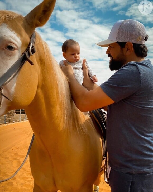 O cantor Sorocaba colocou o filho, Theo, em cima de cavalo pela primeira vez