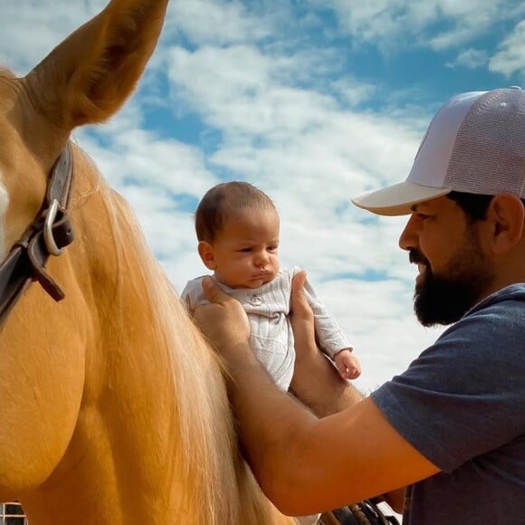 O cantor Sorocaba colocou o filho, Theo, em cima de cavalo pela primeira vez