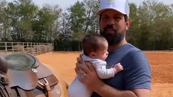 Vídeo: Sorocaba 'ensina' o filho, Theo, a montar