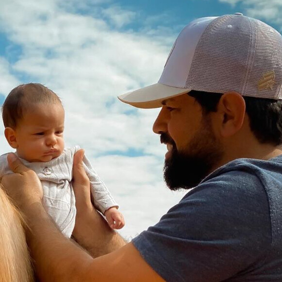 Sorocaba se diverte com expressão do filho, Theo, ao montar em cavalo. Veja vídeo postado nesta terça-feira, dia 11 de agosto de 2020