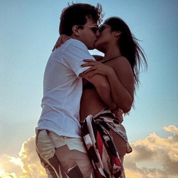 Mileide Mihaile posta foto romântica com namorado, Neto Santos