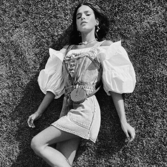 Bruna Marquezine é musa e diretora criativa da coleção primavera/verão 2021 da Colcci