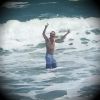 Michel Teló se refresca no mar da praia privativa do resort de luxo Carmel Charme, em Aquiraz, no Ceará