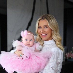 Ana Paula Siebert opina sobre look bailarina da filha: 'Insuportavelmente fofa'