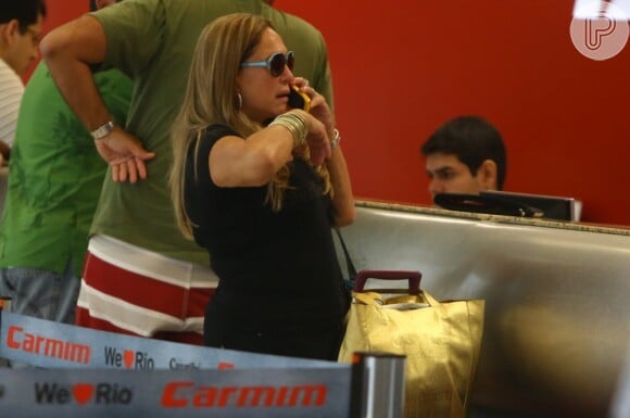 Susana Vieira é flagrada no check-in do Aeroporto Santos Dumont, no Rio, em 1° de março de 2013