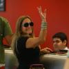 Susana Vieira acena para paparazzo durante o check-in em aeroporto