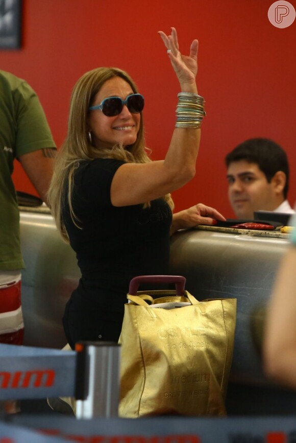 Susana Vieira acena para paparazzo durante o check-in em aeroporto