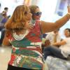 Susana Vieira atende fã e posa para foto antes de embarcar no Rio