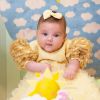 Angelina, bebê de 3 meses de Zé Neto e Natália Toscano, encantou a mãe com o look amarelo