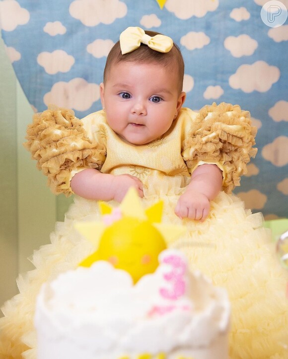 Angelina, bebê de 3 meses de Zé Neto e Natália Toscano, encantou a mãe com o look amarelo