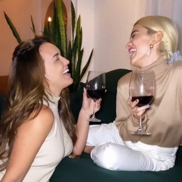 Rafa Kalimann e Manu Gavassi tomaram vinho no tapete da sala, como combinaram ainda no 'BBB20'
