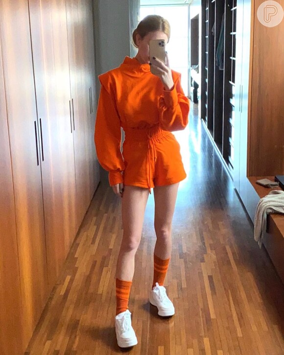Marina Ruy Barbosa exibe conjunto de moletom laranja de sua marca Ginger