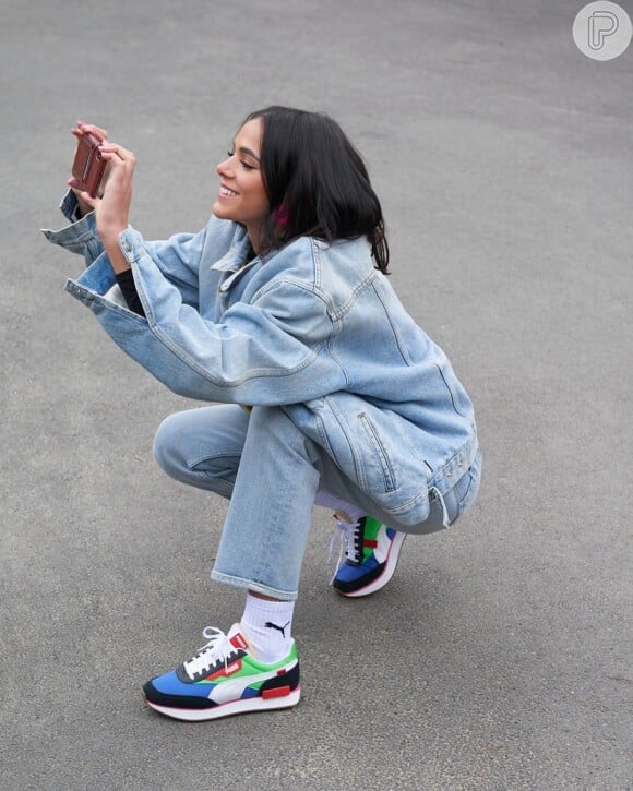 Bruna Marquezine usa moda total jeans com tênis colorido da Puma, marca na qual é garota-propaganda