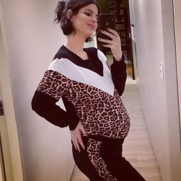 Grávida, Sthefany Brito escolheu conjunto de animal print comfy
