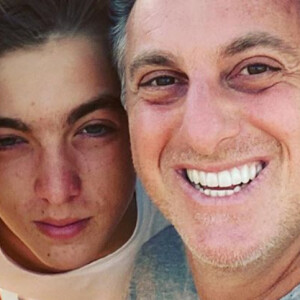 Luciano Huck reuniu a família ao agradecer mensagens recebidas por seu aniversário de 49 anos nesta quinta-feira, 3 de setembro de 2020