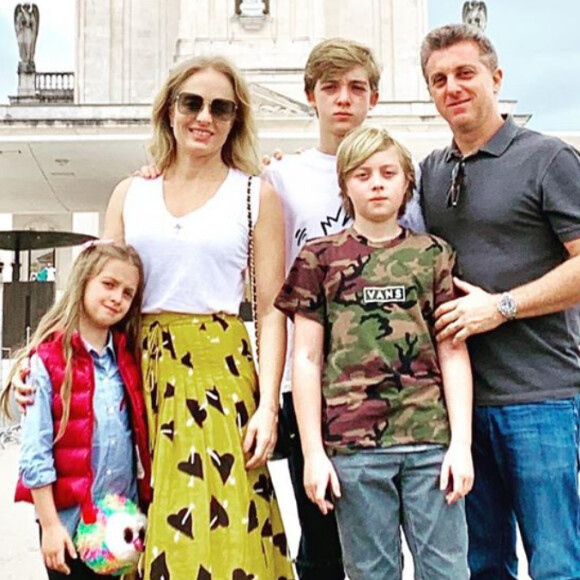 Luciano Huck falou da importância da família ao reunir mulher, Angélica, e os três filhos, Benício, Joaquim e Eva: 'Esta avalanche de carinho é o melhor combustível para seguir em frente tentando contribuir para que o mundo seja um mundo melhor para todos'