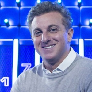 Irmão de Luciano Huck, Fernando resgatou foto de quando era pequeno ao lado do apresentador para lhe parabenizar por aniversário
