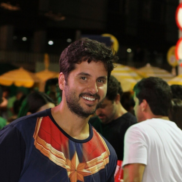 Com a filha no colo, Marcio Pedreira abriu o armário com chocolates na casa da família