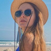Larissa Manoela vai à praia com biquíni tie dye e explica: 'Rapidinho'. Fotos!