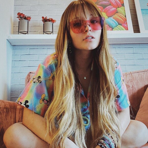Larissa Manoela adora a estampa tie dye