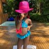 Filha de Giovanna Ewbank e Bruno Gagliasso, Títi combinou o chapéu rosa com biquíni azul