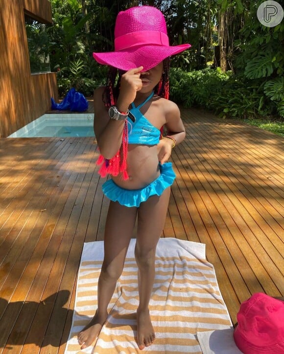Filha de Giovanna Ewbank e Bruno Gagliasso, Títi combinou o chapéu rosa com biquíni azul