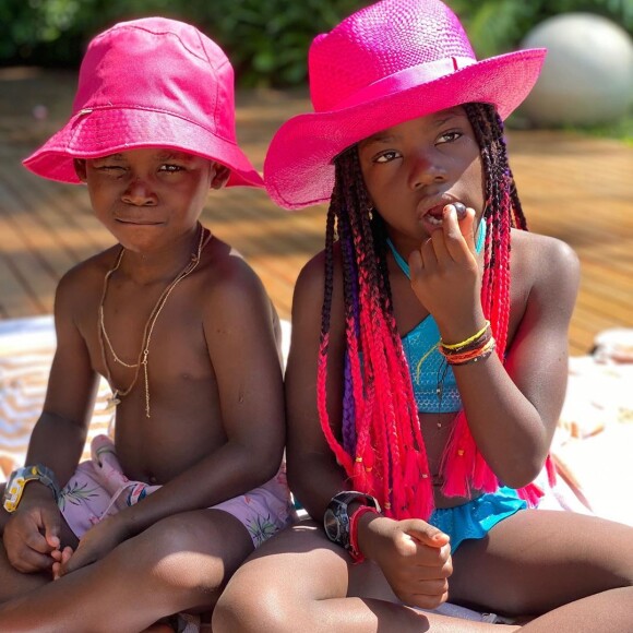 Filhos de Bruno Gagliasso e Gio Ewbank, Títi e Bless estrelaram fotos com acessórios parecidos