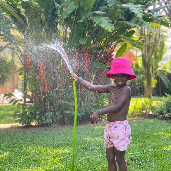 Filho de Bruno Gagliasso e Gio Ewbank, Bless usou bucket hat rosa pink