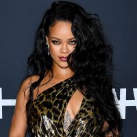 Flagra de Rihanna com hematoma no rosto preocupa: 'Capotou de scooter elétrica'