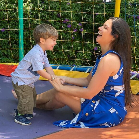 Thais Fersoza faz foto sem maquiagem: 'Espinhas e rugas'