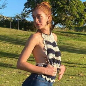 Marina Ruy Barbosa combina cropped de crochê e calça flare em dia de piquenique