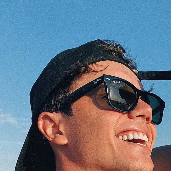 Larissa Manoela encanta Leo Cidade por foto de biquíni