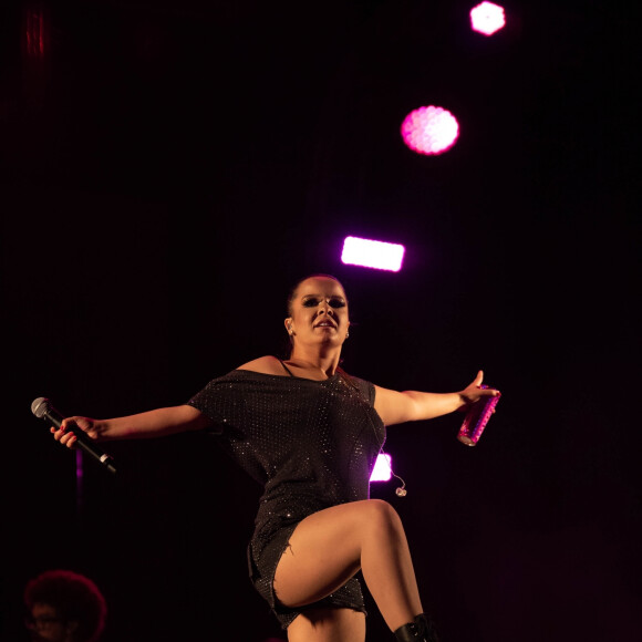 Maiara deixa pernas à mostra ao usar short curto em show