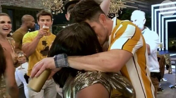 Jojo Todynho dá beijão na boca de JP Gadêlha em primeira festa de 'A Fazenda 12'