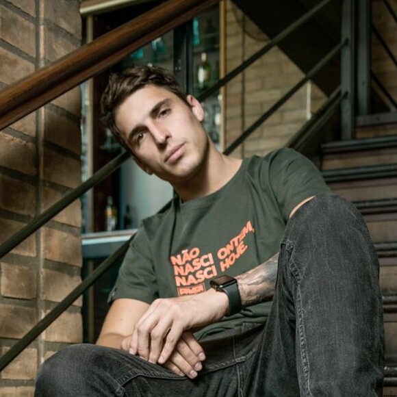 Flay sai em defesa de Felipe Prior após acusações