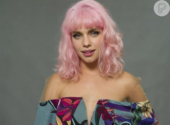 Bruna Linzmeyer deixou a peruca de lado e pintou os cabelos de rosa para interpretar a professora Juliana na novela 'Meu Pedacinho de Chão'