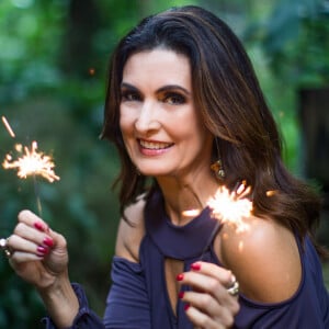 Fátima Bernardes ganhou festa intimista nos 58 anos: 'Tinha mais flores do que gente na sala da minha casa'