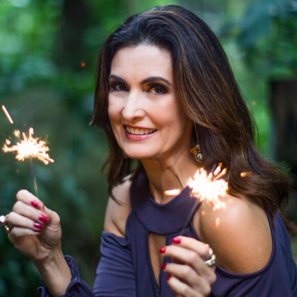 Fátima Bernardes ganhou festa intimista nos 58 anos: 'Tinha mais flores do que gente na sala da minha casa'