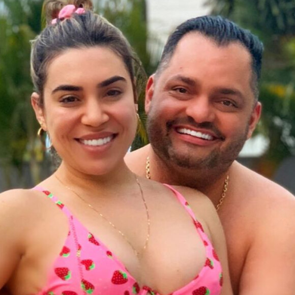 Naiara Azevedo, de biquíni, posa com o marido, Rafael Cabral, em 20 de setembro de 2020