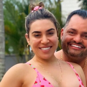 Naiara Azevedo exibe barriga seca ao posar com marido em piscina