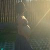 Sthefany Brito deixa barriga de gravidez à mostra em foto de biquíni