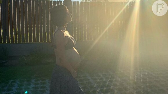 Sthefany Brito deixa barriga de gravidez à mostra em foto de biquíni