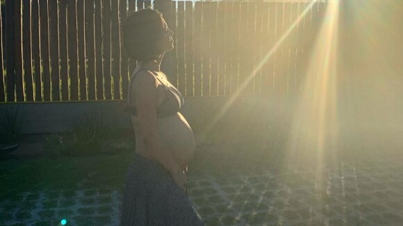 Sthefany Brito posta nova foto na gravidez e beleza rouba a cena: 'Mais linda'