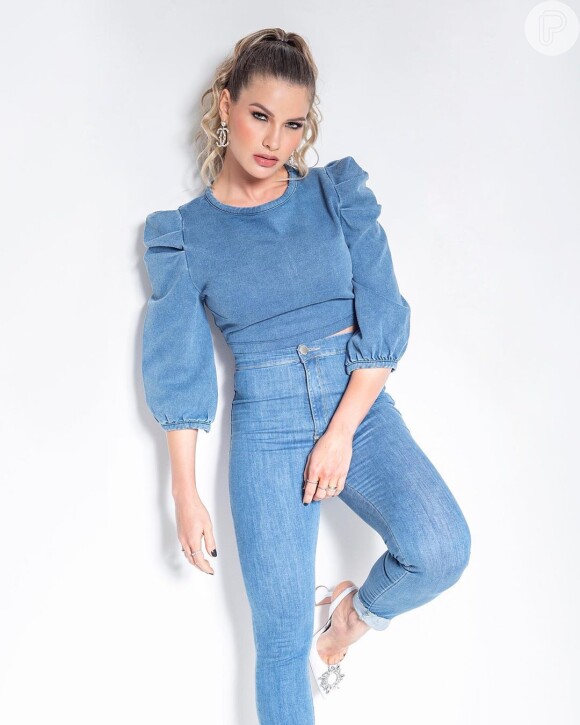 A modelo Andressa Suita escolheu look jeans da Riachuelo