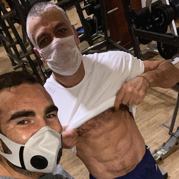 Fábio Assunção treina com o auxílio do personal Chico Salgado