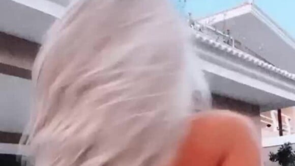 Anitta rebola de biquíni e exibe cabelo loiro em vídeo