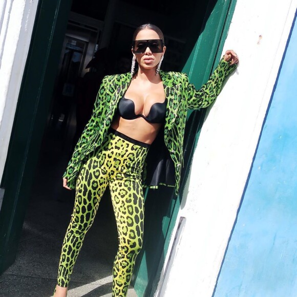 Anitta posa em bastidor de clipe 'Me Gusta'