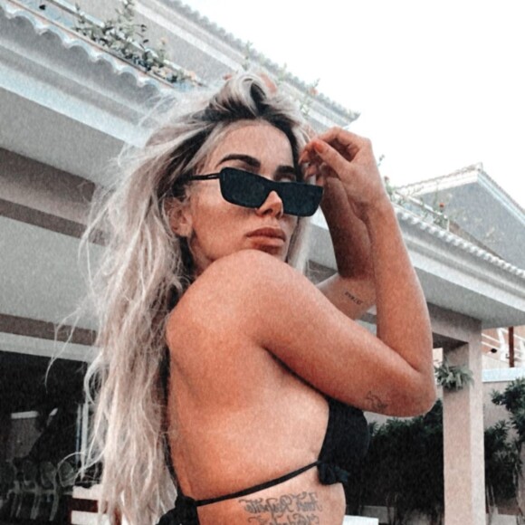 Anitta exibe marca de biquíni em peça asa-delta